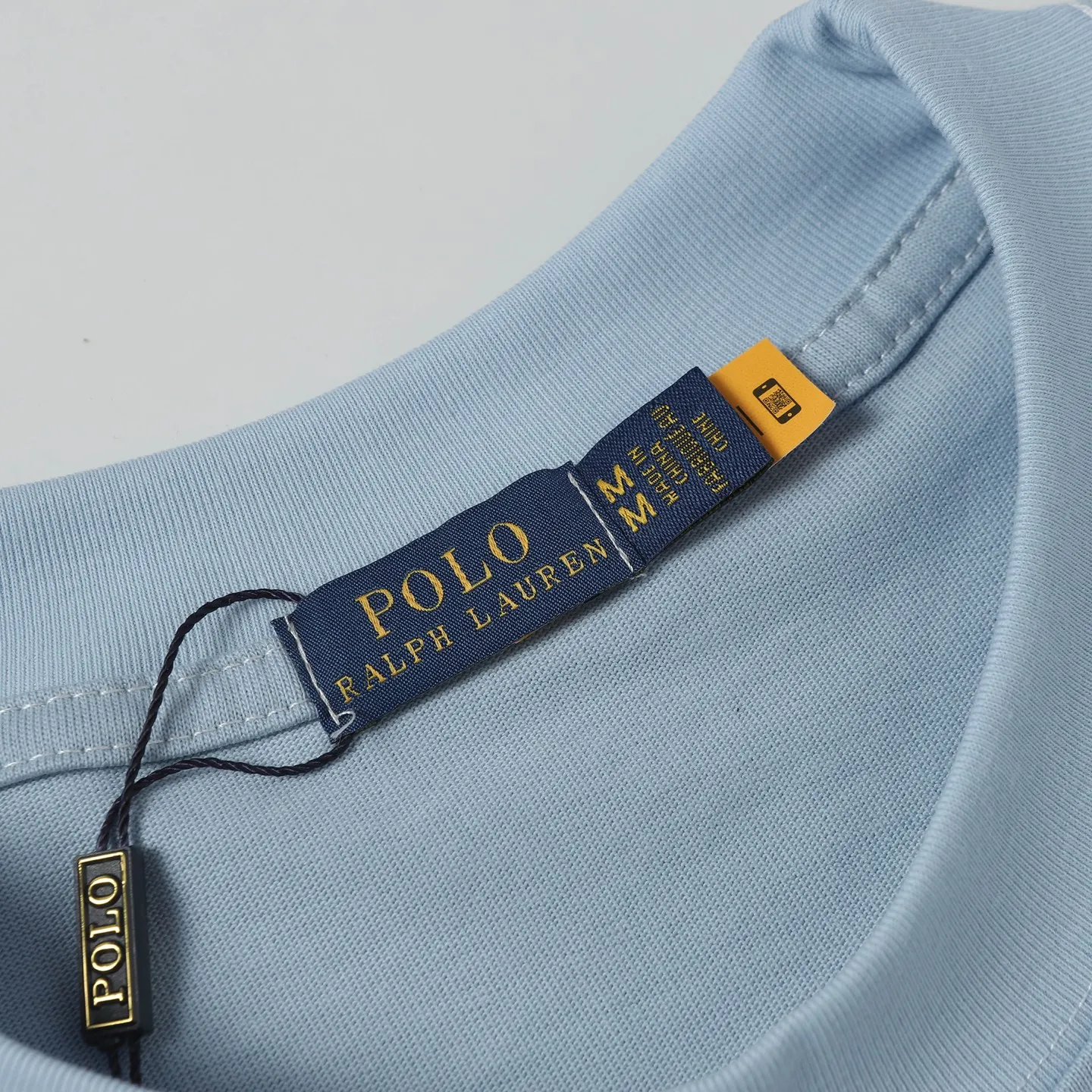 P130 Style number: A001 Brand reputation: Ralph Lauren is an internationally renowned high-end fashion brand, representing quality, style and status. Wearing its short sleeves can highlight consumers' taste and identity. Classic design: The brand has unique and timeless classic design elements, such as the polo logo, iconic color matching, etc., which are both fashionable and recognizable. High-quality fabric: Made of double yarn 280g fabric, usually made of high-quality cotton fabric, which is soft, breathable, and sweat-absorbent, comfortable to wear, and suitable for various occasions and seasons. Exquisite craftsmanship: Pay attention to detail processing and production technology, neat stitching, and tailoring to ensure the durability and beauty of the clothing. Diversified styles: covering a variety of styles from casual to formal, simple to gorgeous, meeting the individual needs and wearing scenarios of different consumers. Strong matchability: Can be matched with a variety of bottoms, jackets and accessories to easily create a variety of different fashion looks. Inheritance and innovation: While maintaining the traditional charm of the brand, we constantly innovate designs and incorporate new fashion elements to keep our products attractive. Brand values: The American lifestyle and positive values ​​conveyed by Ralph Lauren are also recognized and yearned for by consumers. Color: Black White Gray Blue White Blue Red Pink Sky Blue Bean Green Burgundy Complete Sizes: S, M, L, XL,